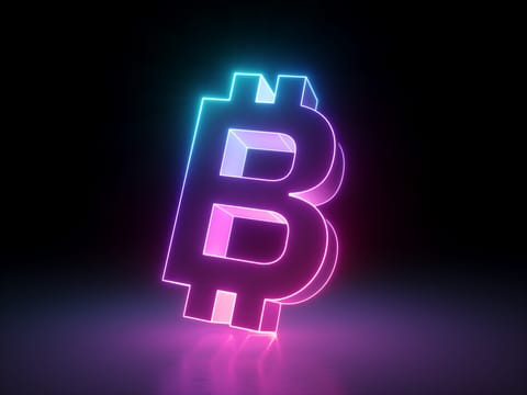 Bitcoin decide soarta pragului de $60,000 pe măsură ce închiderea săptămânală îi menține în priză pe traderi