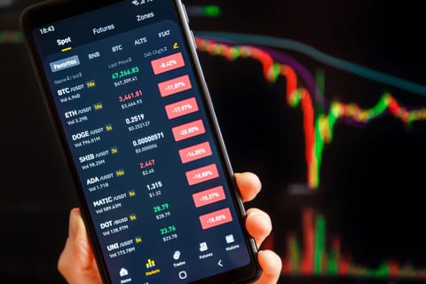 Trading: Cum profită unii comercianți de scăderi și lichidări