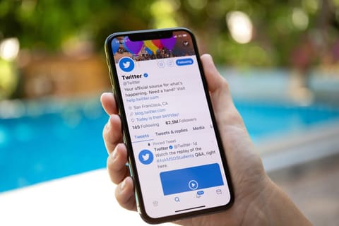 Twitter testează insigna de verificare pentru utilizatorii care au un NFT ca poză de profil
