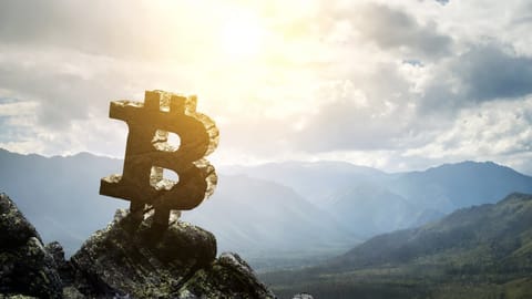 Bitcoin crește înapoi la $65K. Piața critică respingerea ETF-ului VanEck