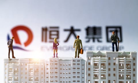Bitcoin scade sub $50,000. Evergrande, China nu poate să plătească datoriile