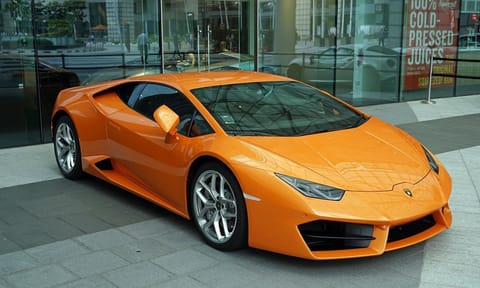 Bitcoin va valora un Lamborghini până la finele anului și un Bugatti până în 2023