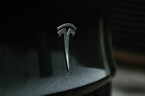 Bitcoin, blestemul Tesla. Acțiunile au scăzut cu 30% într-o lună