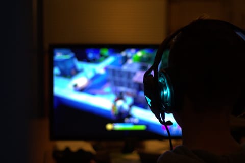 Competițiile în care gamerii amatori pot câștiga criptomonede, jucând titluri populare, precum CS:GO