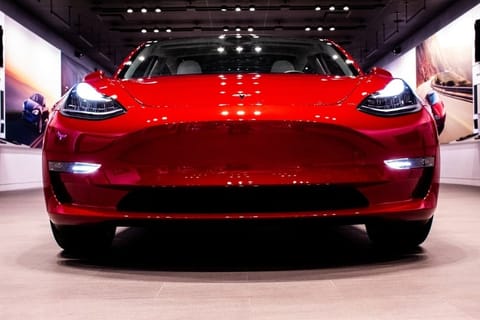 Elon Musk: Mașinile Tesla pot fi achiziționate cu Bitcoin
