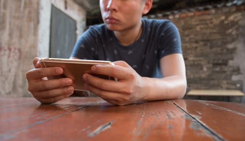 Criptomoneda dintr-un joc de tip play-to-earn a scos mulți oameni din sărăcie