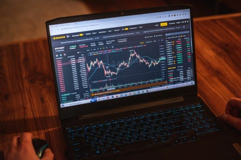 USDC panic triggers a flash spike in Bitcoin price on Binance, surging to $50,000