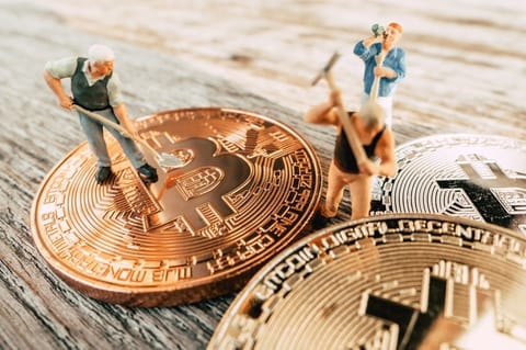 Profiturile din minerit Bitcoin sunt la cel mai scăzut nivel din ultimii doi ani