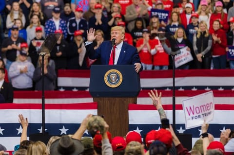 Colecția de 45.000 NFT-uri a lui Donald Trump s-a vândut în 12 ore