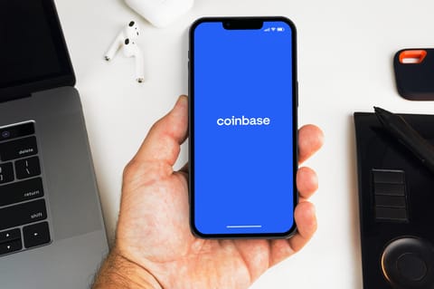 Coinbase va retirer les stablecoins non autorisés en Europe d'ici la fin de l'année en raison des règles MiCA