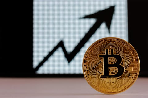 Bitcoin ajunge peste 80.000 de dolari după victoria lui Trump - analiștii spun „cumpărați totul acum!”