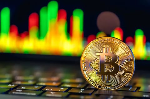 Bitcoin stabilisiert sich bei rund 109.300 $, während Liquidationen und Inflationssorgen die Stimmung belasten