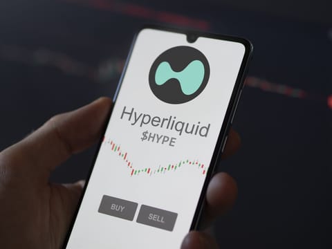El precio de Hyperliquid (HYPE) cae tras la liquidación de una ballena de ETH causando una pérdida de $4 millones para el HLP Vault