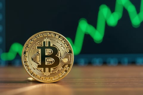Bitcoin est remonté au-dessus de $83,000 avant la réunion du FOMC du 19 mars