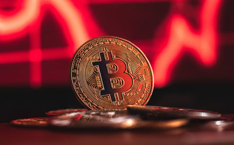 Bitcoin erlebt hohe Volatilität und erreicht Niveaus von 84.000 $, die niedrigsten Preise seit April 2025