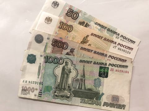 Rușii schimbă rublele pe criptomonede, pentru a-și proteja economiile
